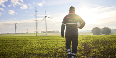 elia worker on green field